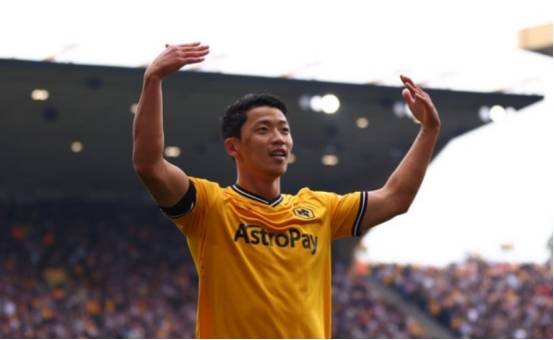 哈维-西蒙斯在切尔西官宣哈托评论区留言：我宝❤️